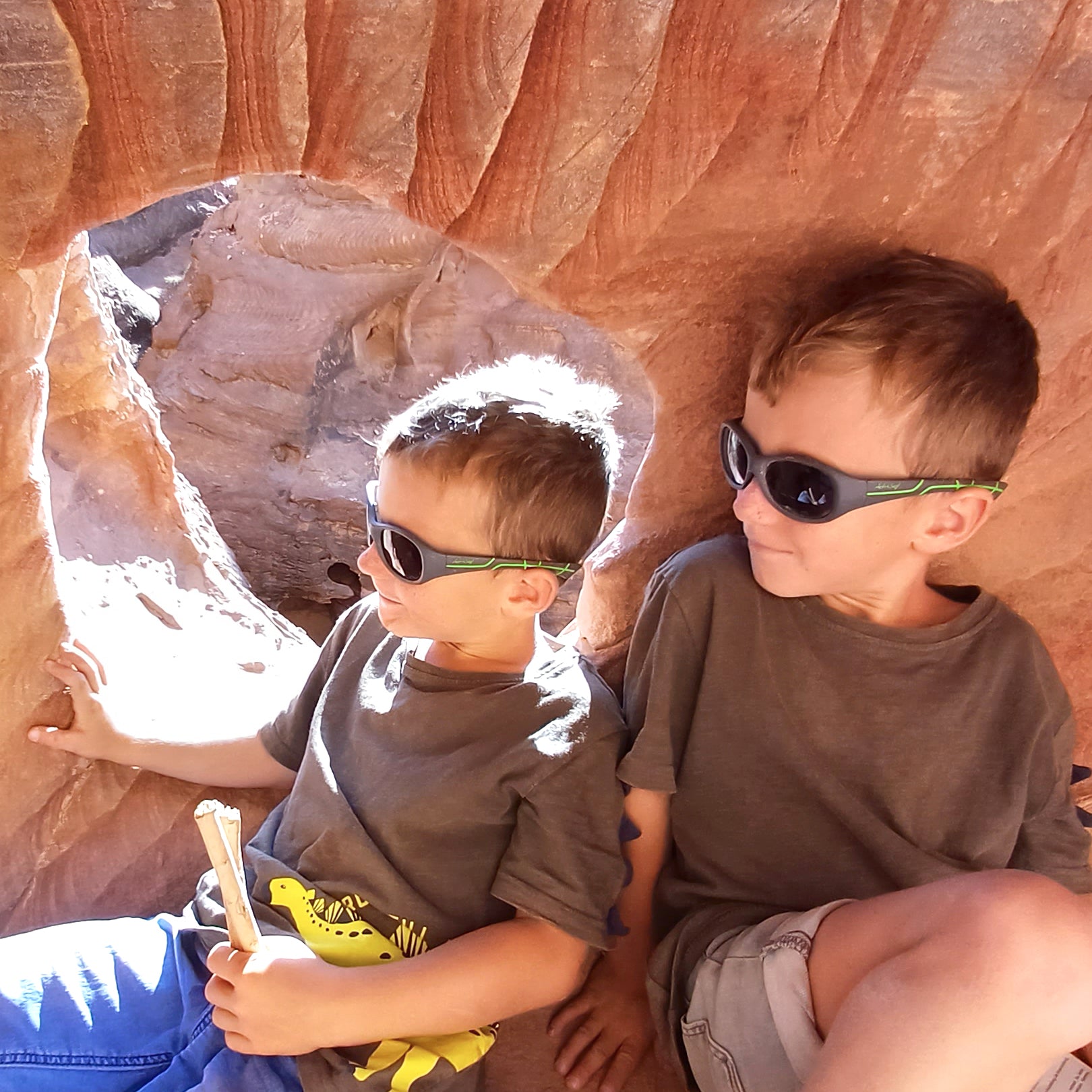 Kinder-Sonnenbrille Kids@School, 5 – 10 Jahre , Anthrazit Grün , HYTREL Jungen Lotus-Effekt Mädchen Polarisiert UV400