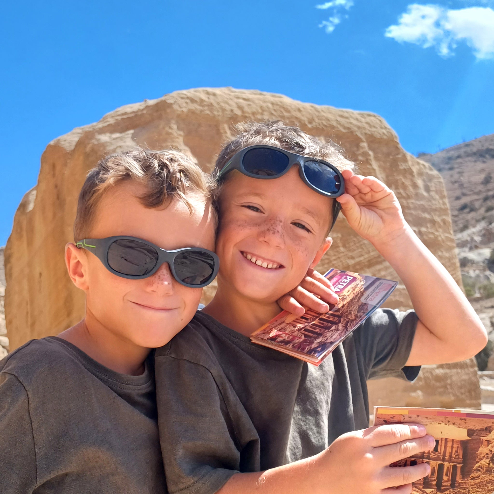 Kinder-Sonnenbrille Kids@School, 5 – 10 Jahre , Anthrazit Grün , HYTREL Jungen Lotus-Effekt Mädchen Polarisiert UV400