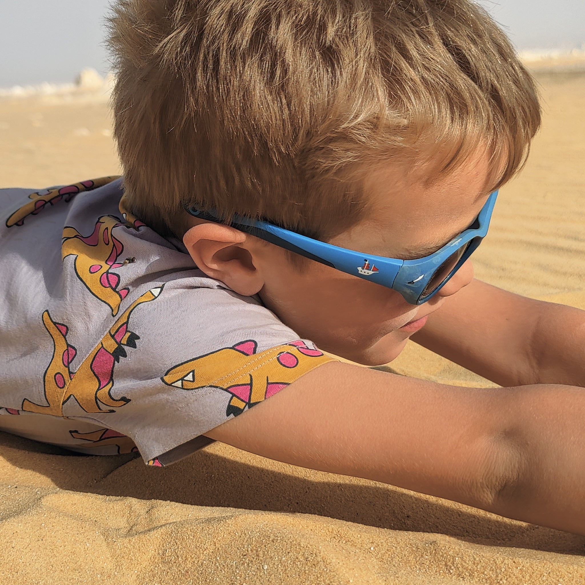Kind im Sand Ambiente Banner Sonnenbrille Kids Pirates