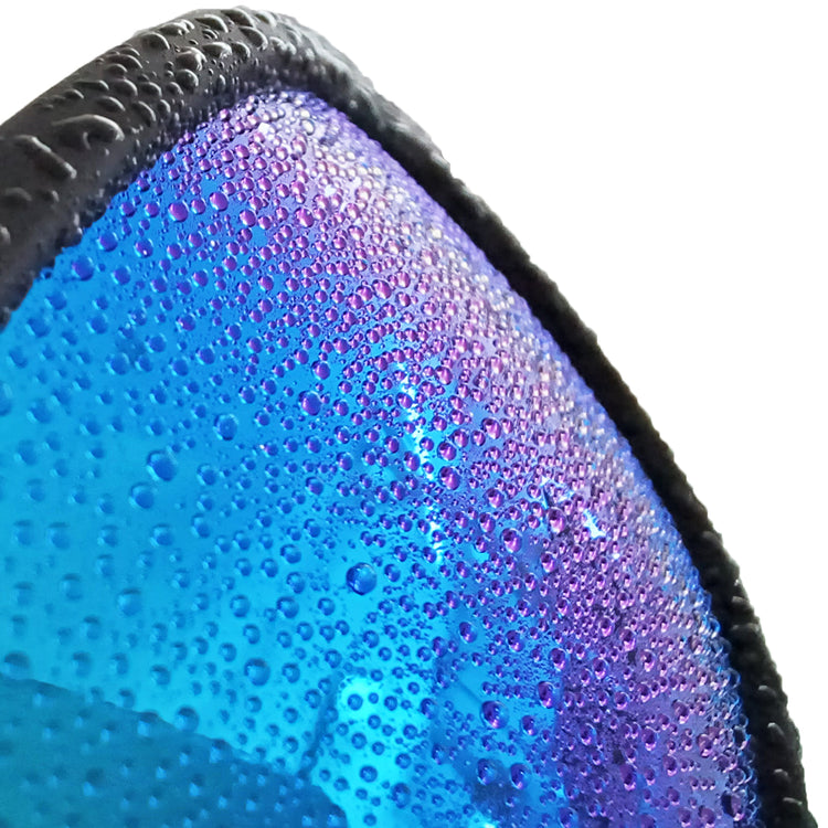 Brillenreiniger benetzt Linsen einer blau verspiegelten Sonnenbrille (Nahaufnahme)